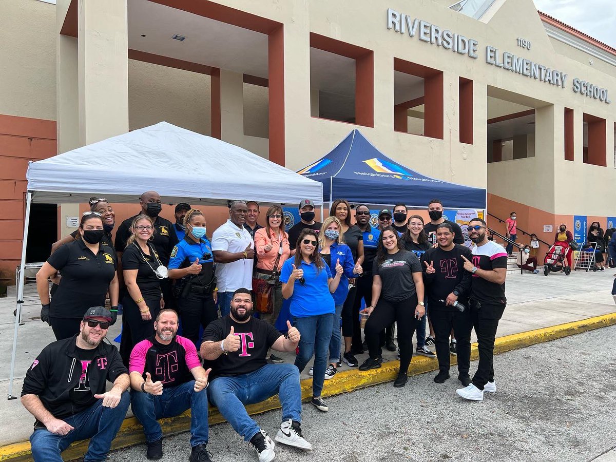 This village served 100’s of families today with delicious tacos from @tiagostacos , A bag of groceries from @farmsharefl, toys from @hasbro and a fantastic gift card from @cvspharmacy! Big thx @tmobile who came for @riversideelementary part of @miamischools! #helpingfeelsgood