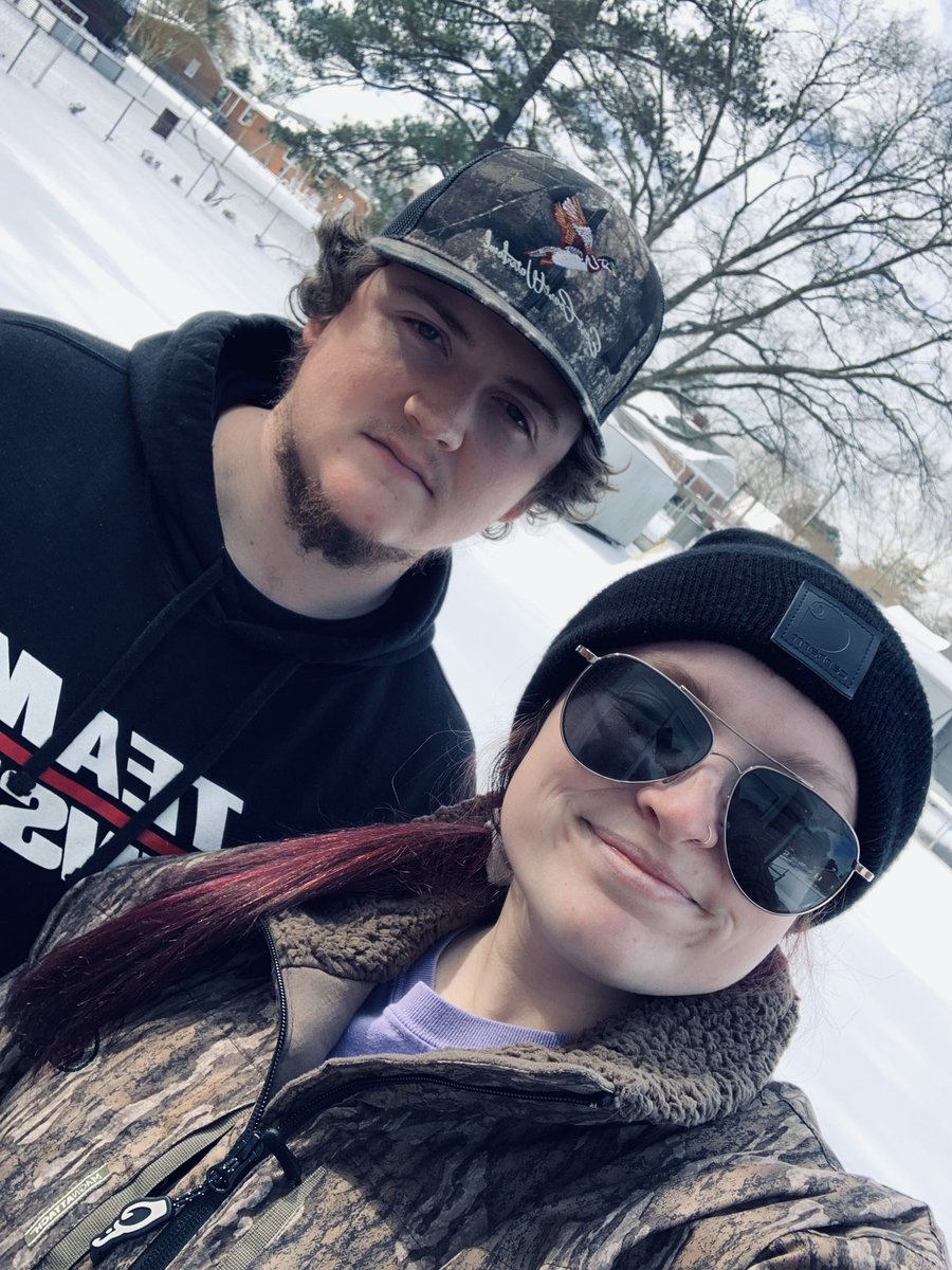 hannahbates81's tweet photo. Our first snow day at our house ❄️ https://t.co/rSiVRhNMtZ