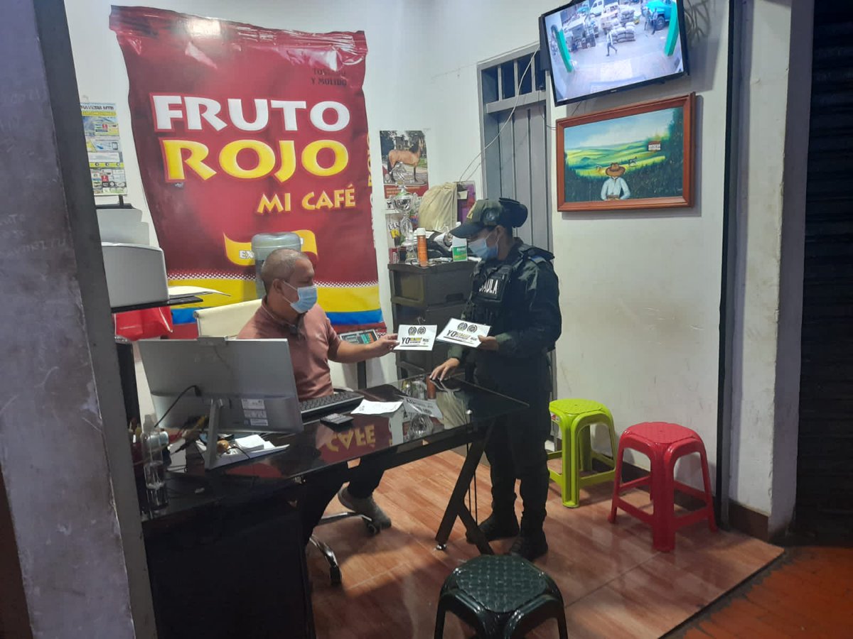 PoliciaNteSder's tweet photo. Nuestros policias del @GaulaPolicia y el #MNVC realiza actividades de prevención y control en las calles de #Ocaña.
Trabajamos las 24 horas del día, por tu seguridad. 🚔👮🏾👮🏻♂️
#ImplacablesContraElDelito
#YoNoPagoYoDenuncio
#Linea165 https://t.co/fhdBk80T2y