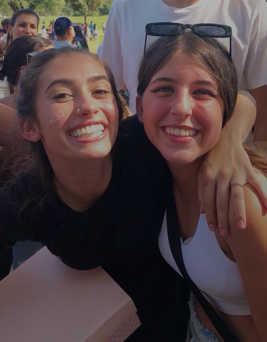 remindkaumin's tweet photo. hoje foi incrível e ter oportunidade de abraçar vocês, foi a melhor coisa desse mundo. obrigada por me salvarem todos os dias e por fazerem de hoje, o melhor dia da minha vida. 
eu as amo infinitamente, pra sempre, eu e vocês! ❤️‍🩹
@Kauana_h004 @danisoomin https://t.co/ngaEWAWAOU