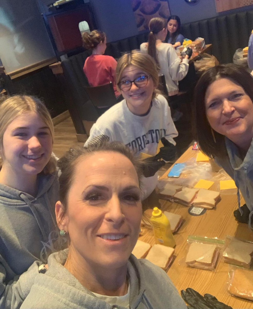 CatPierce11's tweet image. Off weekend from soccer so had the opportunity to participate at #tangotab #FeedTheCity, making 3915 sandwiches to feed the local community, serving with  #ncl_easternstar What a fun morning!  #ncl