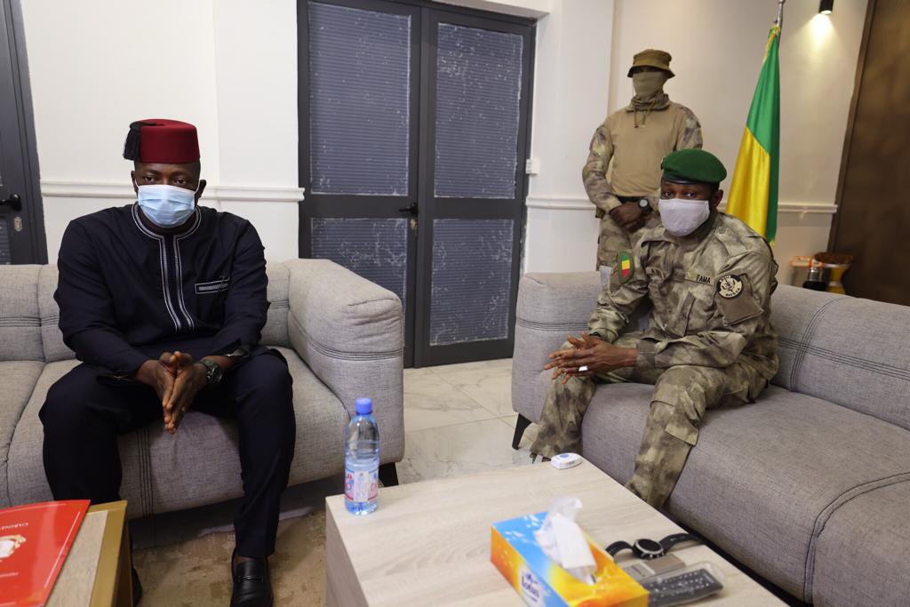 PresidenceMali's tweet photo. Le Pdt de la Transition, SE le Col @GoitaAssimi , a reçu en audience ce samedi, en fin d'après-midi dans sa résidence à Kati, une importante délégation de la République de Guinée, conduite par le Col Amara CAMARA, Min SGAL de la Présidence de la Guinée. https://t.co/oV9nDu3AlX
