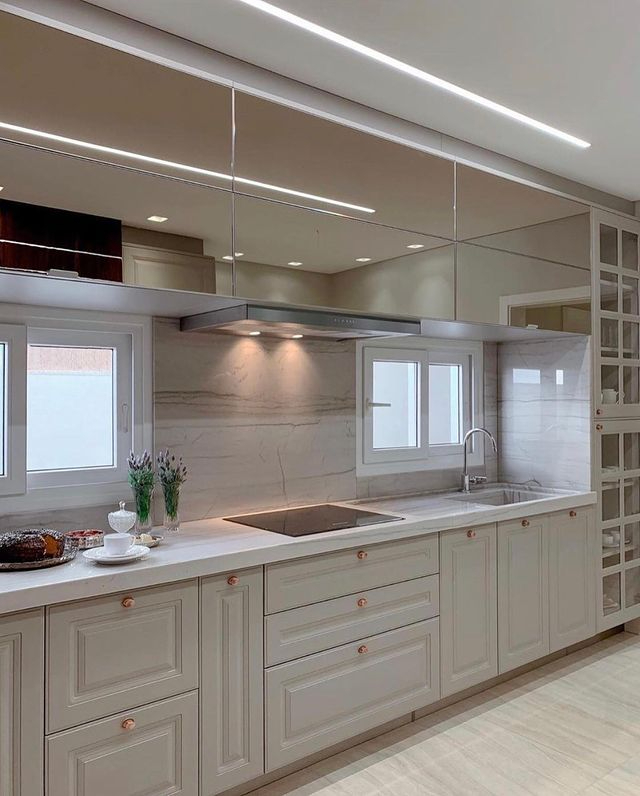 MaddisonMoveis's tweet photo. Cozinha clean e sofisticada em tons neutros, marcenaria clássica com puxadores bronze, portas espelhadas e refrigerador side by side. ✨🤍

Projeto: Karen Mazzo Arquitetura https://t.co/LYAVupQakC