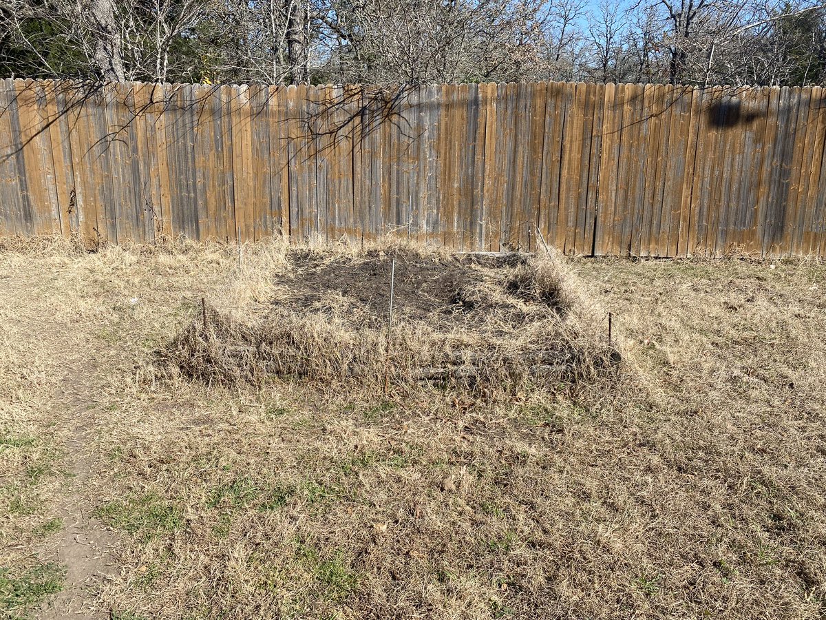 Still have more that I need to do, but it won’t be today. Having chicken wire around it to *try* and keep Penny out makes it extremely difficult to trim around the outside during the year https://t.co/jTtTHi3nF9