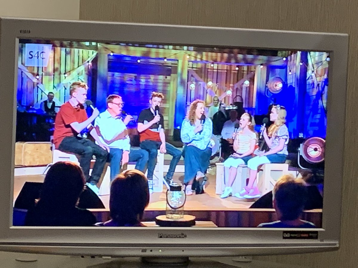 Braf gweld cyn-aelod, aelodau a darpar aelodau <a href="/CFfIPontsian/">C.Ff.I Pontsian</a> ar <a href="/nosonlawen/">Noson Lawen</a> <a href="/S4C/">S4C 🏴󠁧󠁢󠁷󠁬󠁳󠁿</a> heno. <a href="/huwbryant/">Huw Bryant</a> <a href="/CatDafydd/">Cat Dafydd</a> <a href="/CFfICymru/">CFfI Cymru</a> #arweinydd #canu #teulu #joio