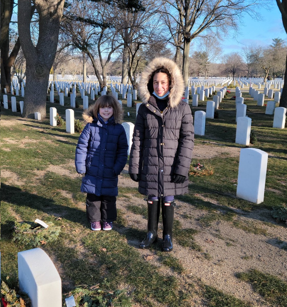 CynthiaKopp19's tweet photo. Thank you for always helping out for such a worthy cause!  All the kids showed character by working so hard in cold weather.  ❤️ seeing MMS and MHS families #mineolaproud #RememberHonorTeach @MineolaMS @BennerMineola @MsTrojanowski https://t.co/2r18uzxH13