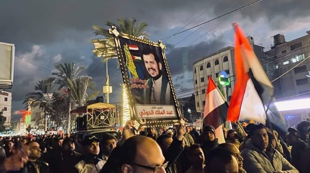 AJELNEWS24's tweet photo. رافعين صور الإرهابي قاسم سليماني والإرهابي عبدالملك الحوثي .. 

حركة الجهاد الفلسطينية تنظم مسيرة في قطاع غزة ؛ داعمة لـ مليشيات الحوثي الإرهابية تخللها هتافات مسيئة لـ السعودية !!.
- https://t.co/8p4I2vZ8hp