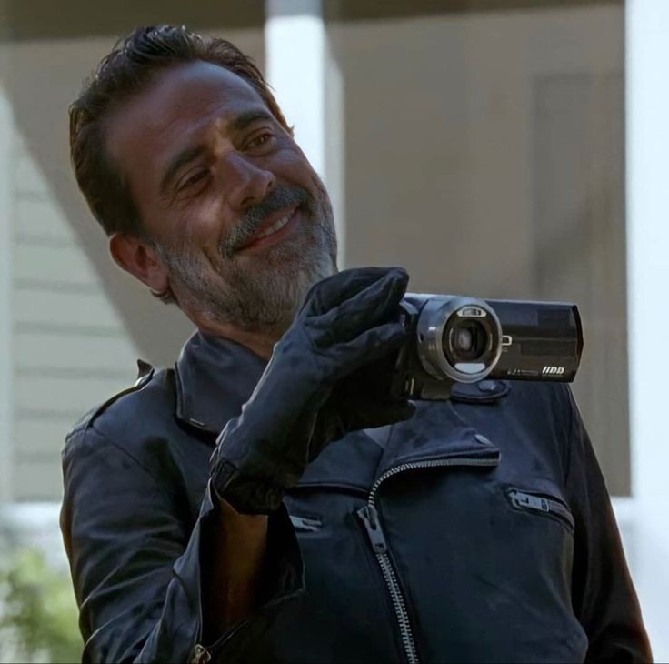 _MartinaTWD's tweet photo. Jeffrey we love you and support you for what you do for us.

@JDMorgan 

#jeffeydeanmorgan #negan #twd #theunholy #seattle #Seahawks #narrator #actor #fridaynight #TheSatoProject https://t.co/6USkhl7M54