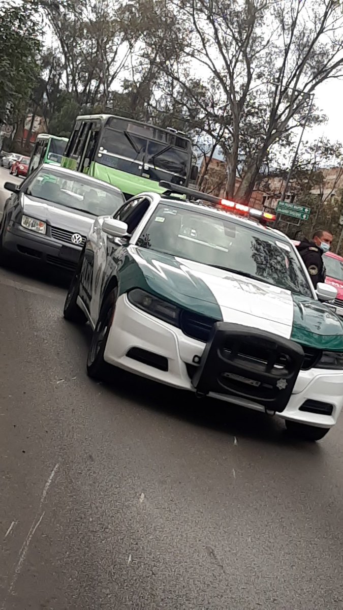 Sayuri00076740's tweet photo. @UCS_GCDMX  quiero denunciar esta unidad MX-584D-1 con el policia Leyva que no nos brinda servicio en un accidente q hubo sobre la carretera.
Ya que el del Jetta color Gris sin placas se dio vuelta prohibida y aventó a un chico en moto, se dio a la fuga y lograron alcanzarlo. https://t.co/5TEfq1xJYG