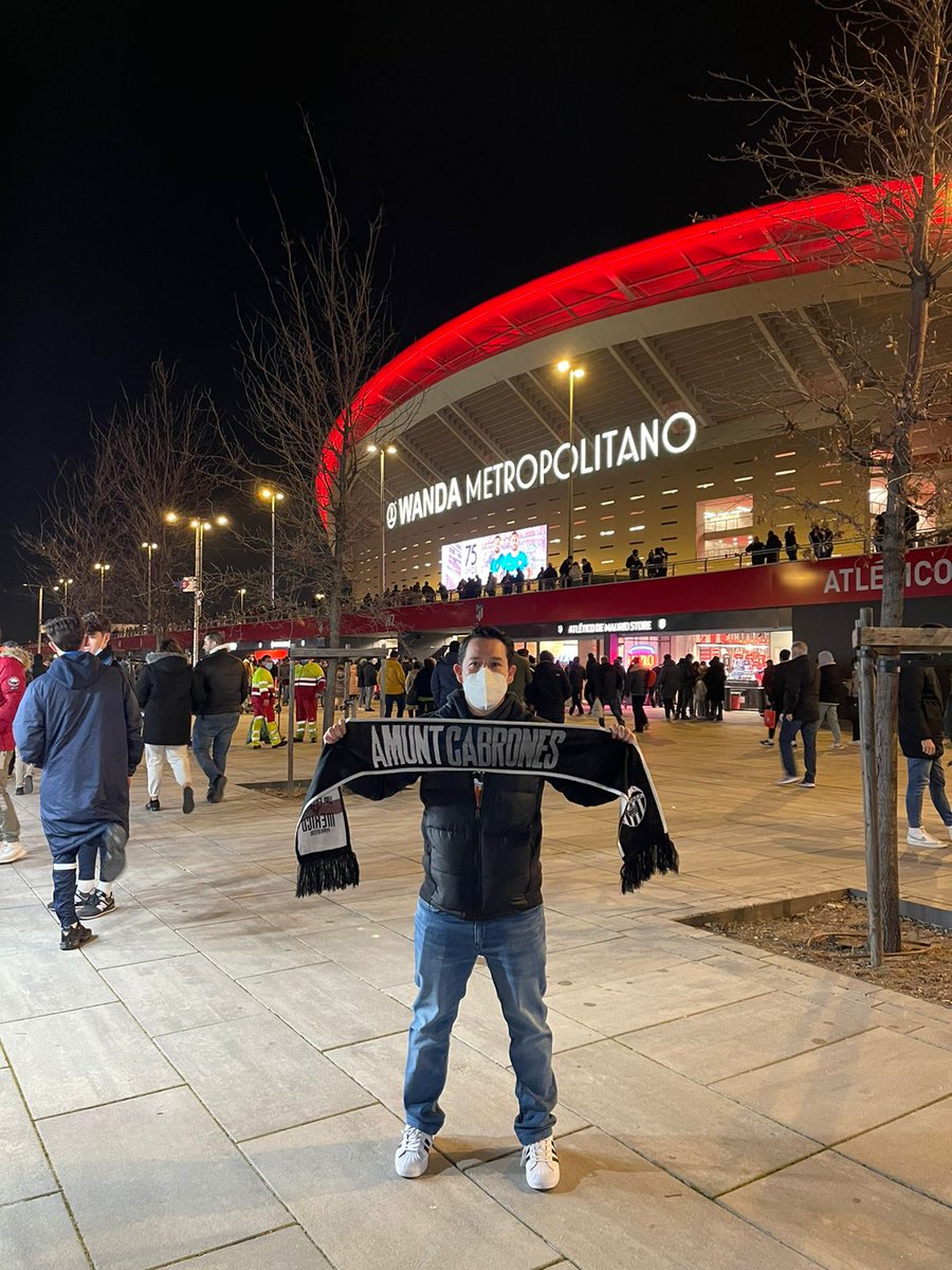APValencianiste's tweet photo. Grandes nuestros peñistas de mejicanos que estan en el wanda animando. @ValenciaCFMEX 💪💪💪💪🦇🦇🦇 https://t.co/1WX6NedfJJ