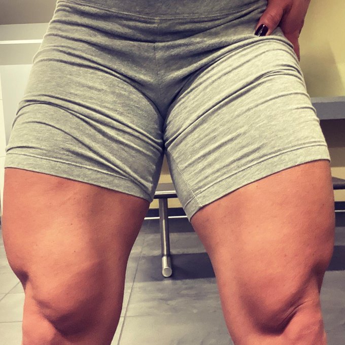 3 pic. It’s #Legday go to https://t.co/uBXBLmQ9aj and watch my last #legworkout on YT pls subscribe!