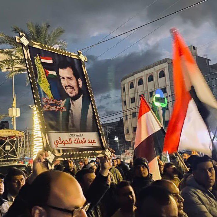 أهل غزة يرفعون صور الإرهابي عبدالملك الحوثي وصور قاتل المسلمين والعرب في العراق وسوريا واليمن ولبنان قاسم سليماني