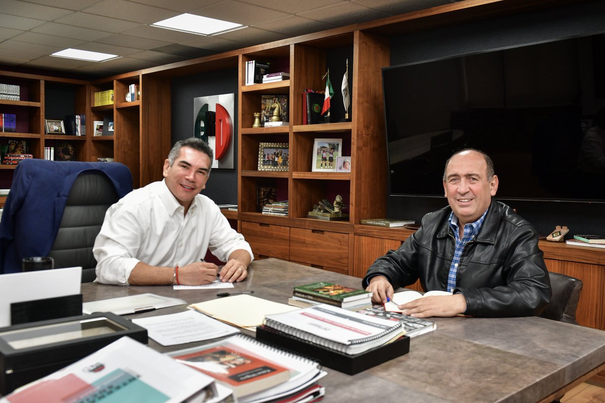 alitomorenoc's tweet photo. ยกSรกbado de trabajo en la oficina! Aquรญ ando con el coordinador del @GPPRIDiputados, Rubรฉn Moreira, dando seguimiento a la labor de nuestra bancada en la Cรกmara de Diputados.
ยกQue tengan un muy buen fin de semana! ๐๐ผ https://t.co/MFUf4vcjN5