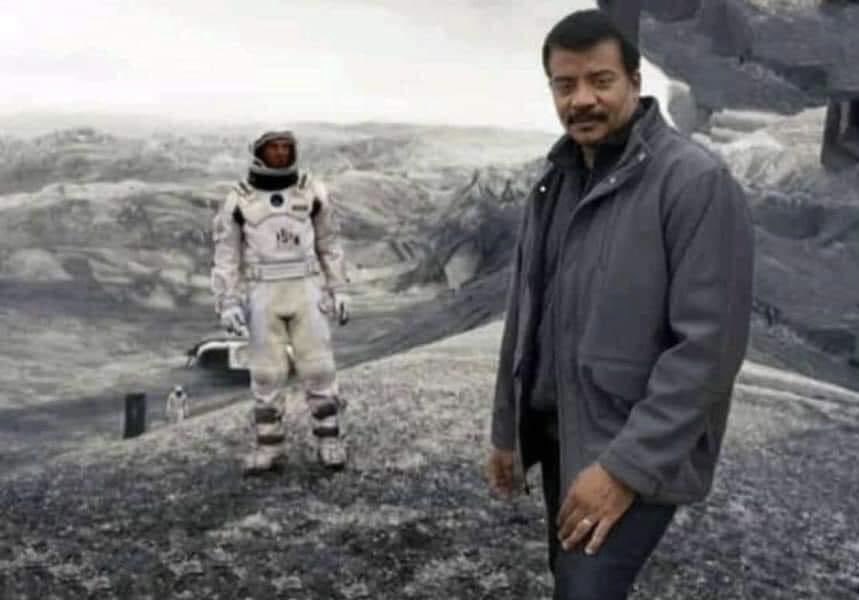 Si dejas la Tierra a la edad de 15 años en una nave que viaja a la velocidad de la luz y pasas 5 años en el espacio, cuando regreses a la Tierra tendrás 20 años y tus amigos que tenían 15 cuando te fuiste, tendrían 65.

Fenómeno conocido como "dilatación del tiempo" en física.