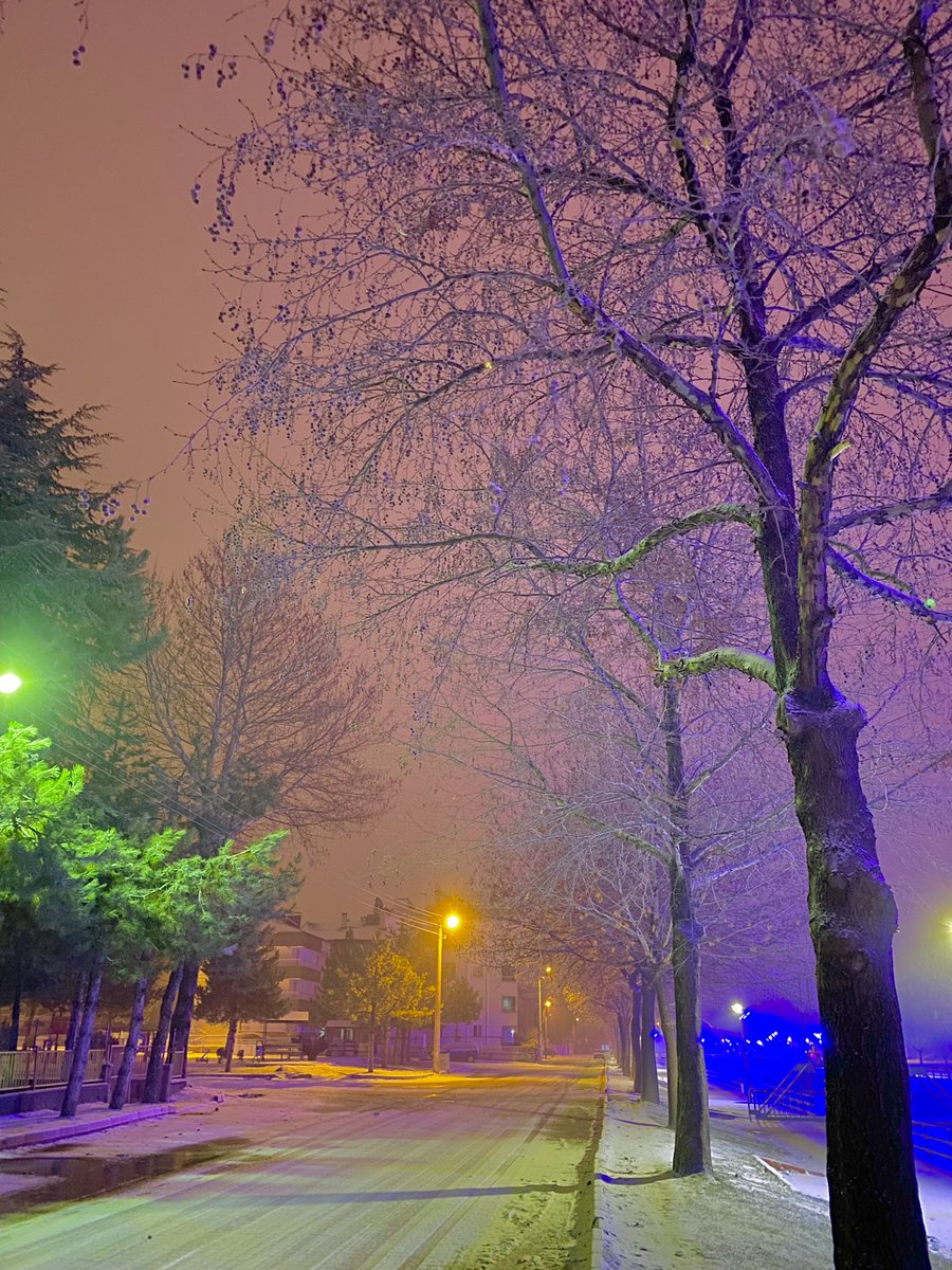 Kahrolsun bu karanlıklar 
Bu mesafeler 
Bu zaman.
00:24⌚️
