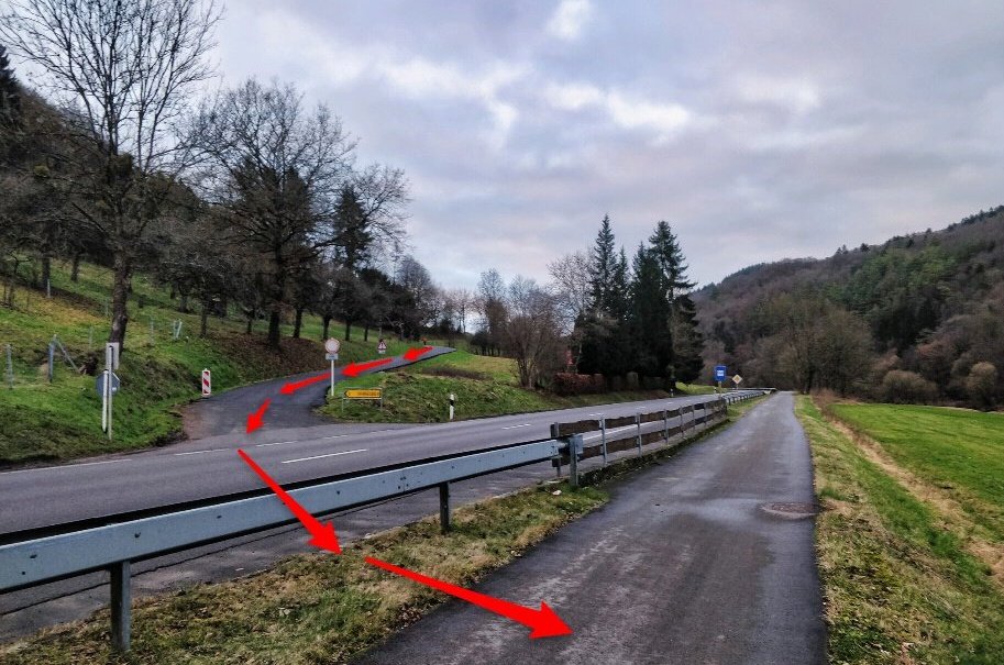 drakewla's tweet photo. No access between Bigelbach and #pc3lux. Most motorists will horn or give you a punishment close pass when you ride on the road. I've had a bad experience there EACH time I went! Also how would someone get on the bus: walking on #n10lux? @PoliceLux @mmtp_lu https://t.co/MhJFVMkI58