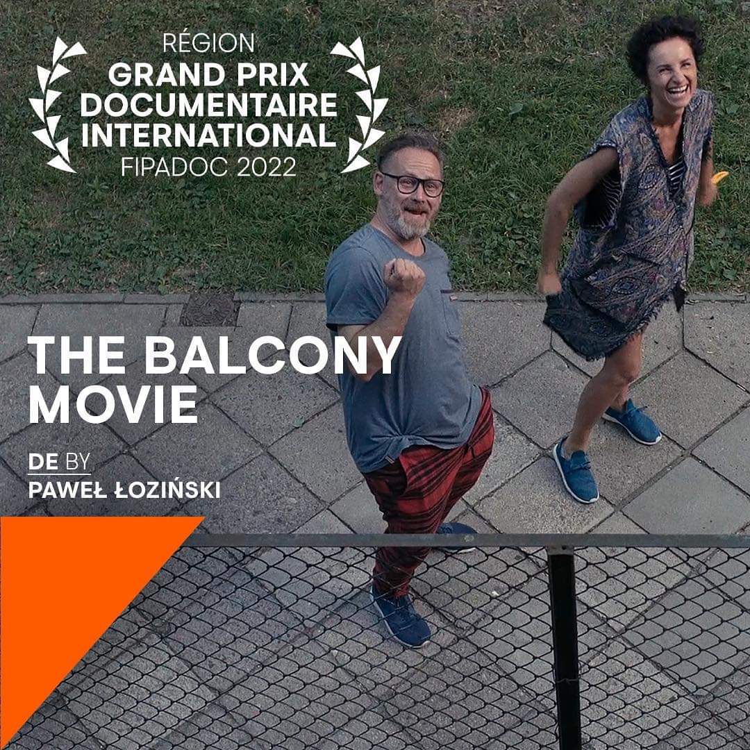 Un jour Raymond Depardon m'a dit : "Si tu peux faire un film en bas de chez toi, tu pourras filmer le monde entier."
Bravo à Pawel Lozinski qui m'a ému, fait rire et réfléchir en filmant avec justesse les gens qui passent en bas de chez lui 🎥 Pépite vue au <a href="/FIPADOC/">Fipadoc</a> #FIPADOC2022