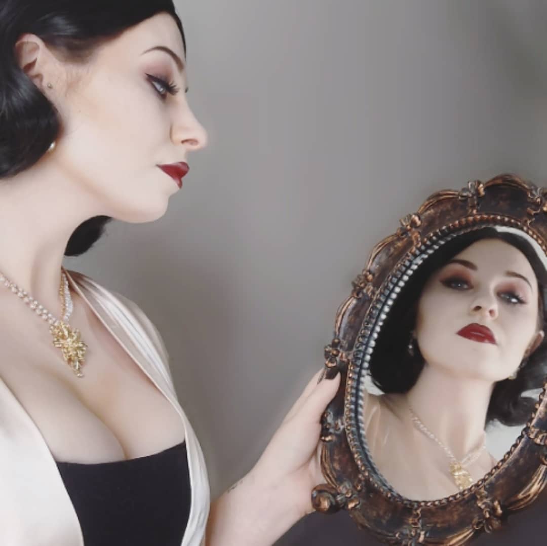 Cryptogenic_'s tweet image. There's nothing wrong with self admiration, darling. Carry yourself like the Queen you are. 

#MissD #AlcinaDimitrescu #LadyDimitrescu #LadyD #ResidentEvilVillage #JazzSinger