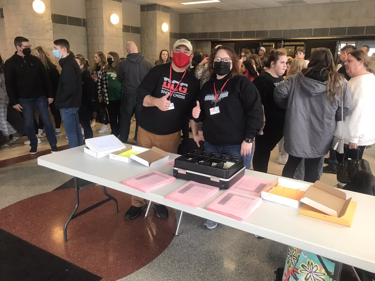dcgactivities's tweet photo. The @DCGchoral Take Two Show Choir Invite does not happen without our many, many volunteers!!!! Here are just a few of almost 100 volunteers on Saturday!! Special thank you to the Friday night volunteers as well! #volunteeringmatters https://t.co/tkMWjpMlFd