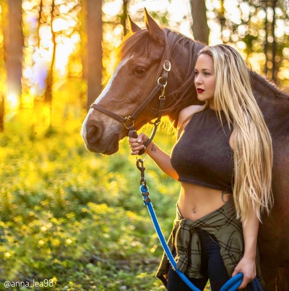 Anna_Lea98's tweet image. I look at this image again and wonder: How do you see me? 
I wish I could know. 
👁👁
#outsideview #foreignimage