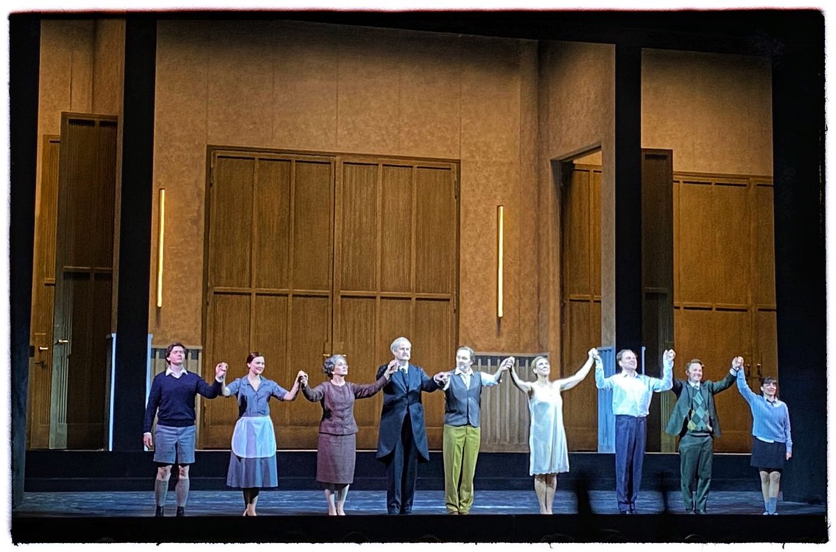 dieterschnaas's tweet photo. Annette #Dasch gibt eine tief berührende #Kabanowa. Giedre #Slekyte dirigiert #Janacek irritierend-überzeugend spätromantisch. Jetske #Mijnssen inszeniert karg und schlüssig. Allein Tichon bleibt eindimensional. Kurz: Gratulation, ⁦@Komische_Oper⁩ https://t.co/ejs0Q7k5MF