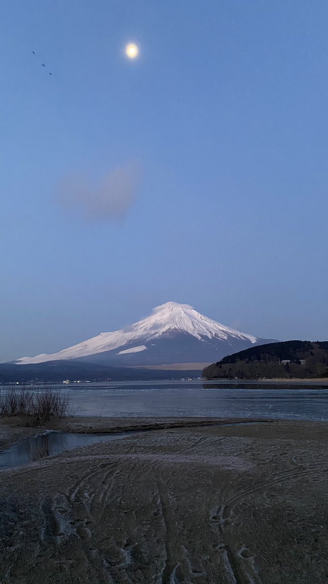 ＃旅 1/23(日) おはようございます😃 本日のトコトコドライブは、 定番の[山中湖&富士山]から ※やっぱり、近くで見る👀富士山は良いね❣️