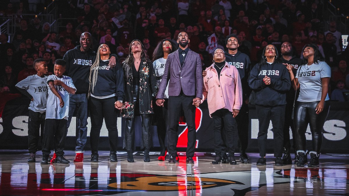 LouisvilleMBB's tweet photo. Forever a Legend.

@Specter_Smit's 2️⃣ hangs among the greats.

#GoCards x #RUS2 https://t.co/ugLax1Ctbq