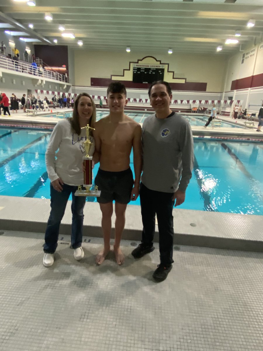 jennypnolan's tweet photo. So proud of @NickHardy7 CHAMPION of 2022 Mishawaka Invite with a PR score of 503.2 and Mathias Vanderzwaag 7th place! Go Lions!!💙💛💦 @ElkhartHSSports @DiveElkhart https://t.co/1RwwE4Pi9n