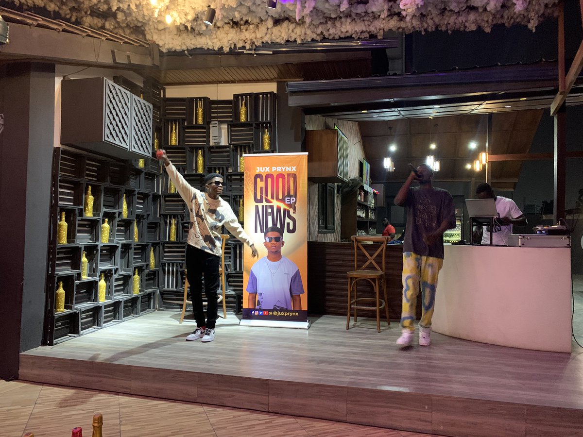 Vbuqsworld's tweet photo. Most featured rap artiste @POGodson joins headline artiste @JuxPrynx on stage at the Good News Ep Listening Party 🎉
#GoodNewsEp #Vbuqs https://t.co/D8SIoYXrwn