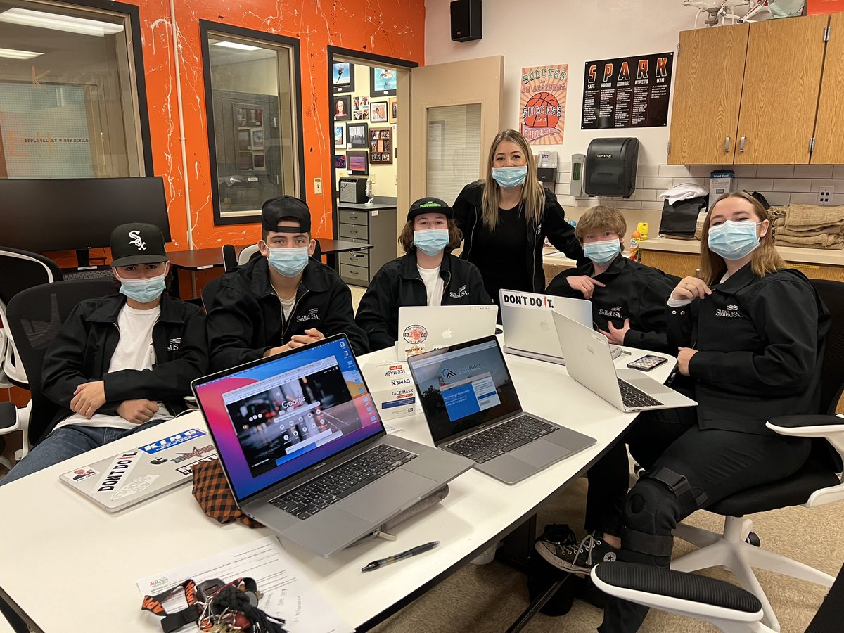 AVHS Students tweet media