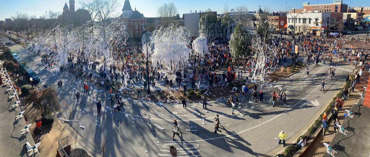 📍🌳🧻

#WarEagle | #ToomersCorner
