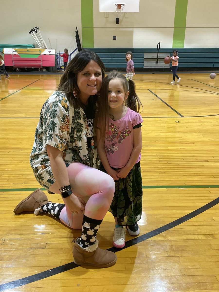 TarrahHemming's tweet photo. This week our Kindergarten friends began learning about penguins in fiction and non-fiction text. To celebrate what we’ve learned so far students dressed up mismatch to be by like Tacky the Penguin. @Elwood_STEM @nicholeribers @MrsKersey4 https://t.co/SBlF59a78K
