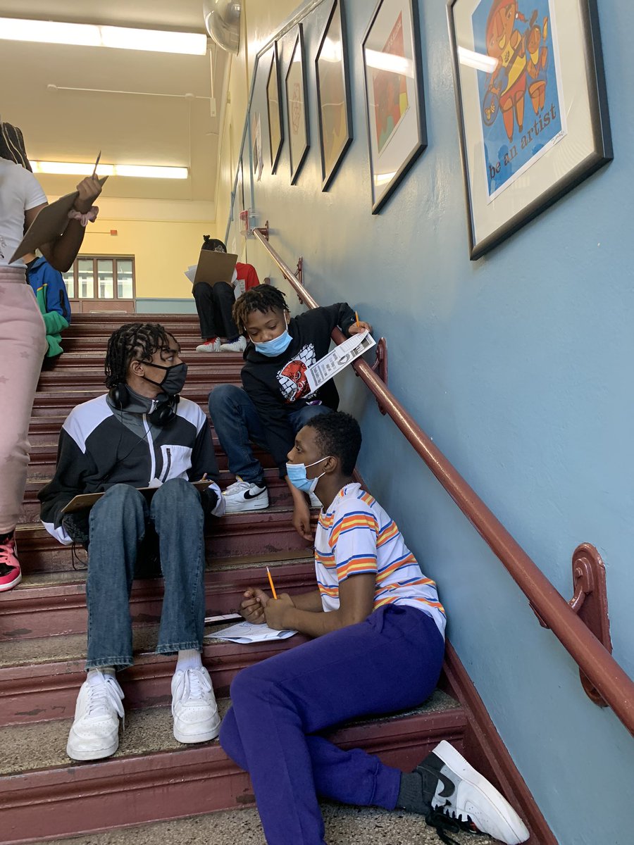 DoolittleEleme1's tweet photo. Our scholars engaging in learning with our art gallery. Thank you Ms. Hope for inspiring our babies! 🖼🎨👩🏾‍🎨👨🏾‍🎨 #JRD #proudprincipal #doolittleelementary #blastoff 🖤💛🚀🚀@CrislerJoan @ChiPubSchools @TheFundChicago @ChandraSMathias https://t.co/wQEqUl55Gy