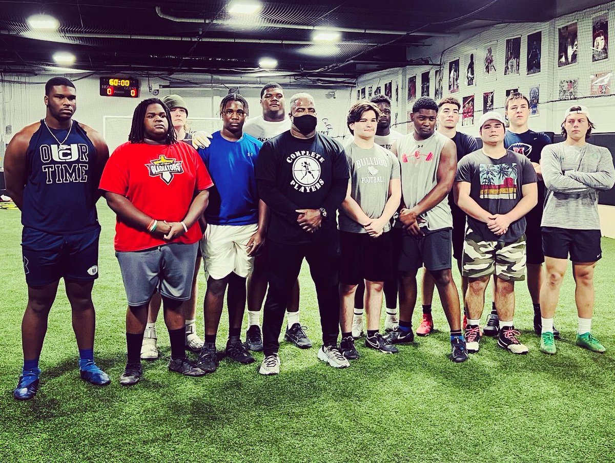 CoachLT33's tweet photo. Turning the whole Tri-State into QB Haters! #watchmywork #Completeplayersinc #DLtraining https://t.co/dPgFNdr0LA