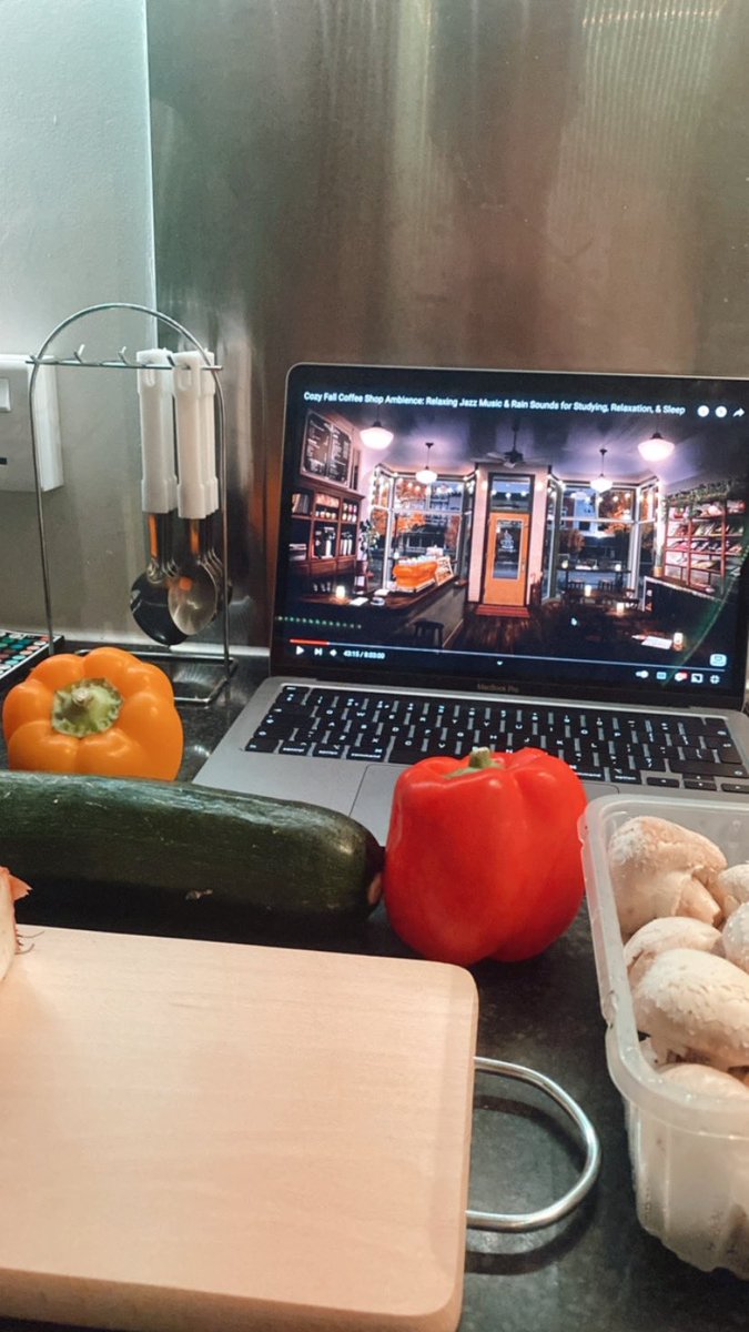 saraah_amn's tweet photo. taking extra time with cooking, so I don’t have to do my essay🥲 https://t.co/7W6q9FB8h3