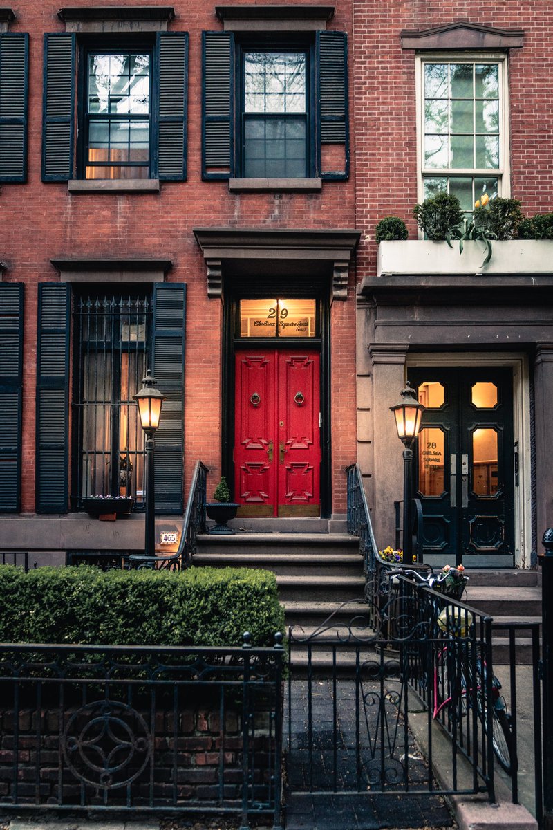 A warm welcome during some cold weather in #nyc
.
#alluring_windoors #ilovenyc #prettiestcitiesnewyork #nycityworld #streetsofnyc #beautifulbuildings #thisisnewyorkcity #mytinyatlas #chasing_facades #facadelovers #lovelettertonyc #postcardplaces #nft