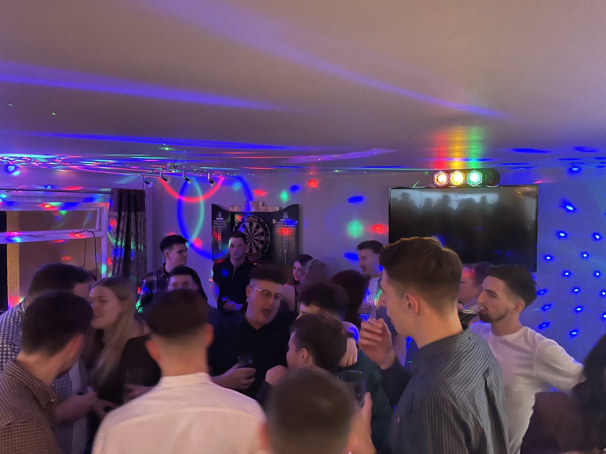 FCUnitedofYate's tweet image. 1 team has travel booked in the morning. The other don’t know how they’ll be getting home tonight. Love to see it. @RobinsFC21