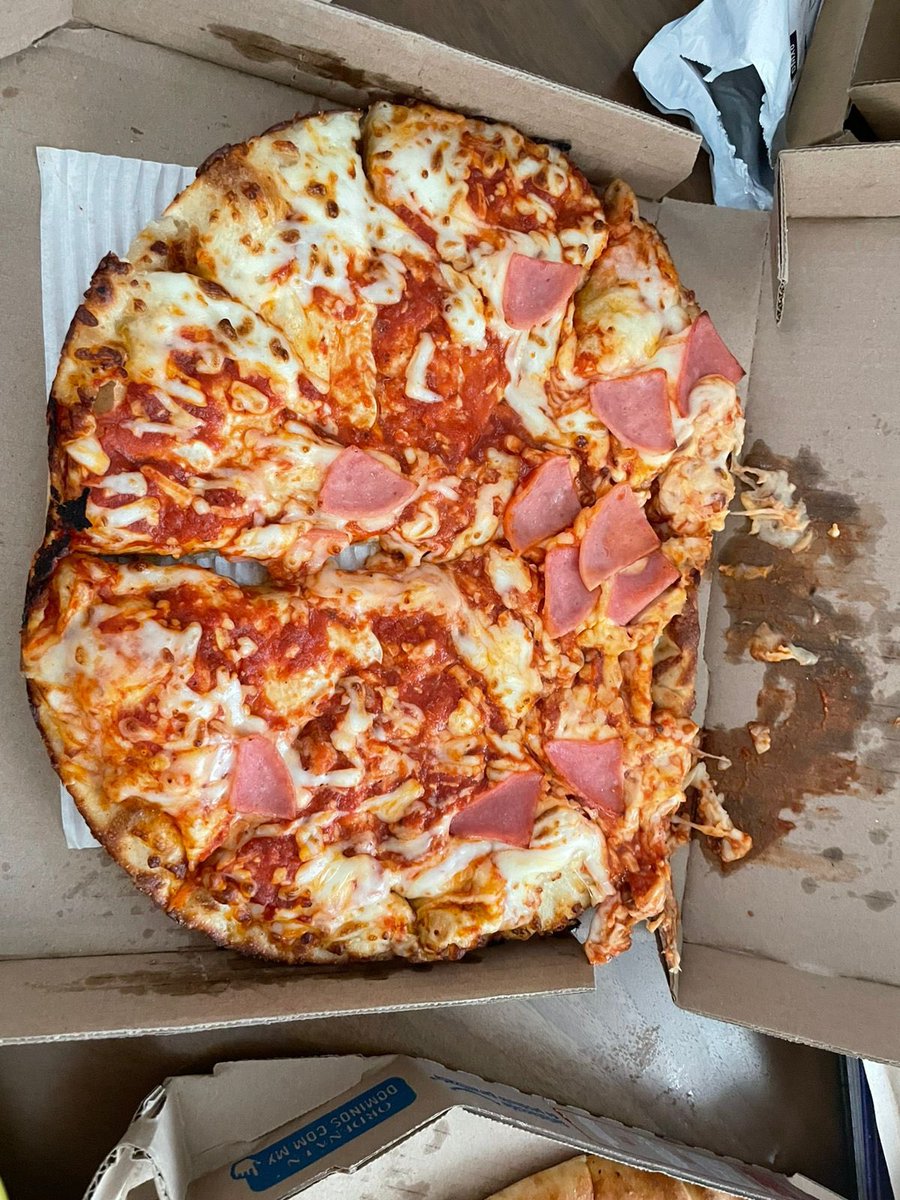 anae_os's tweet photo. @dominosmx Ojalá llegaran sus pizzas como en sus fotos… pésimo servicio, tenia años de no pedir una y no lo vuelvo a hacer https://t.co/eViJVwXEES