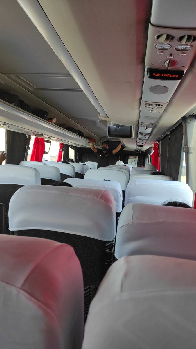 AndreaMirandaB6's tweet photo. Regresamos a casa luego de rescatar a animales en las playas de Ancón. Me alegra que haya gente tan noble que proporcione movilidad gratuíta para los voluntarios...ojalá hubiera esa cantidad de buses como en las marchas contra la vacancia... El silenció, habla y dice mucho. https://t.co/5ZTnOkvXPL