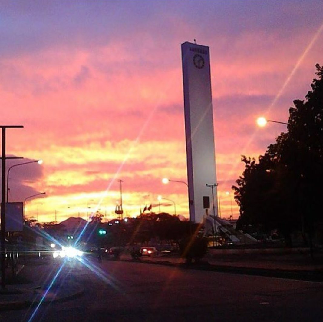 JAGomezGimenezX's tweet photo. Cualquier ciudad de cualquier país tiene un atardecer hermoso, pero como los de #Barquisimeto #Lara #Venezuela ningún lugar del universo.
#SoyLarense #SoyBarquisimetano #SoyGuaro #SoyVenezolano https://t.co/9e6kTQdy2K