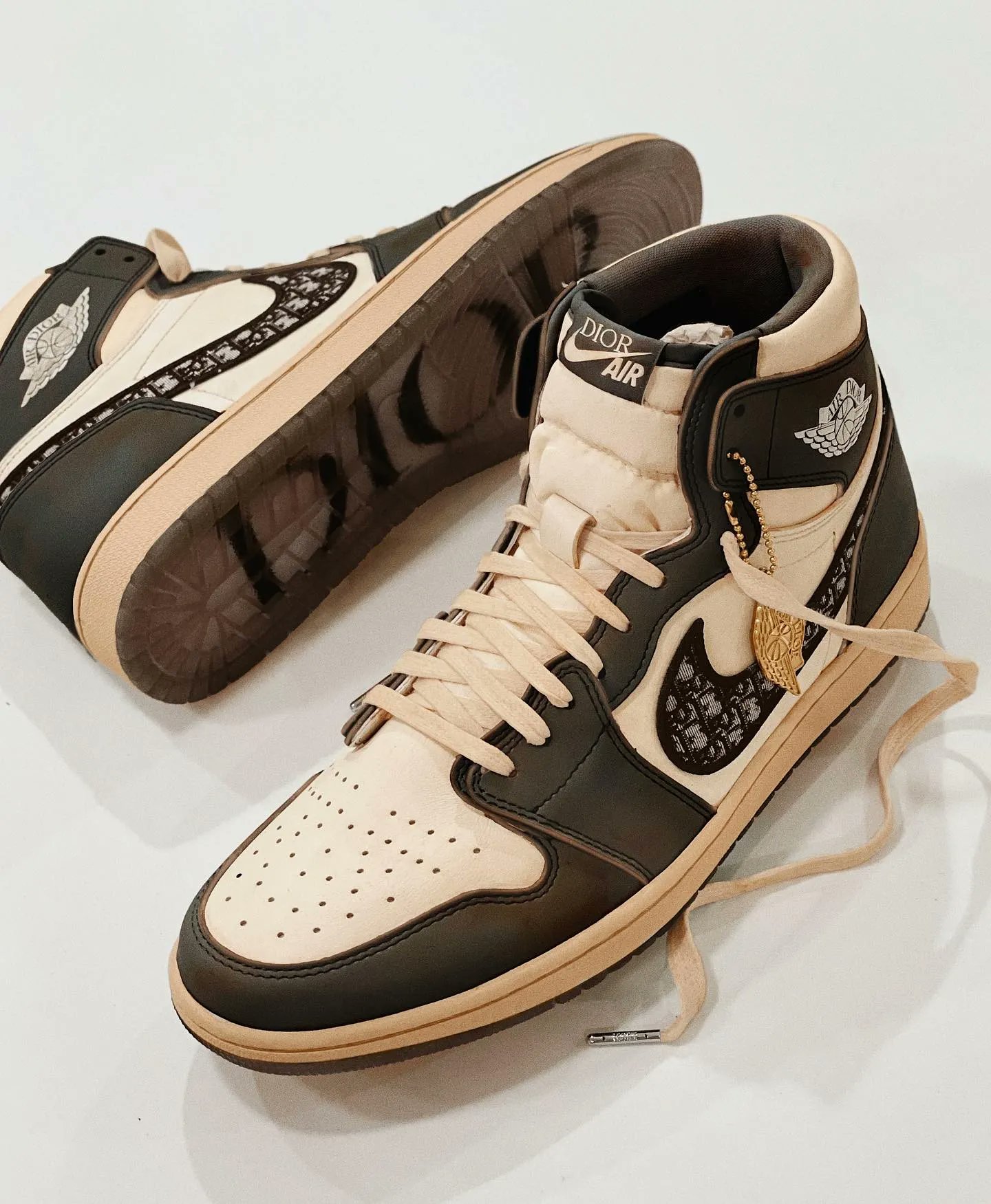 Sneaker News on X If the Dior x Air Jordan 1 came in Black White it d probably look something like this Are you a fan via andu.c IG https t vJFCif5vQ8 X