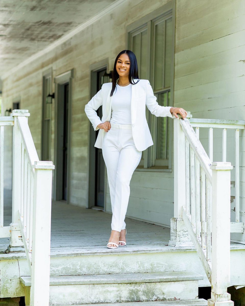 heyy_bree's tweet photo. With God, all things are possible. 

Bresha Bean BSN, RN 👩🏽‍⚕️🩺

Thanking my entire support system for getting me here to this very momentous moment in my life. To God, my parents, siblings, family, and friends, without y’all, none of this would be possible. https://t.co/1brqmeItrG