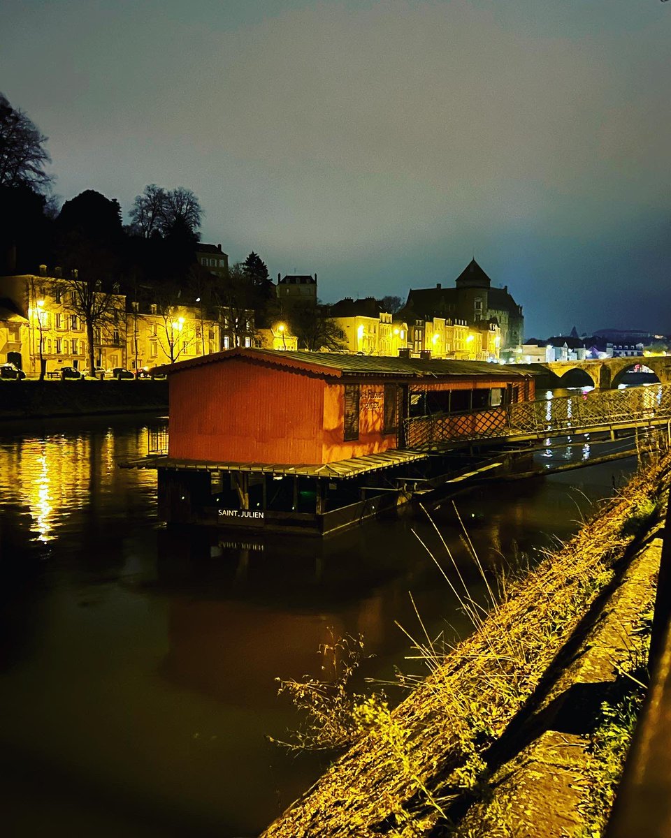 La nuit ici a <a href="/Laval_la_Ville/">Laval la Ville</a> , je ne m’en lasse pas #chateau #riviere #pont #laval #mayenne #maville