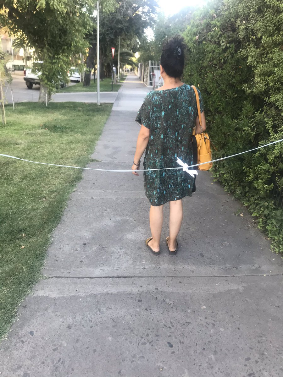 cmmolinachile's tweet photo. @MovistarChile solución trucha de los “técnicos “ de movistar cuando informamos que se cayó el cable de fibra óptica frente a nuestro hogar interrumpiendo la vereda y los accesos de automóviles. Insólito! https://t.co/N7UvwrPH7W