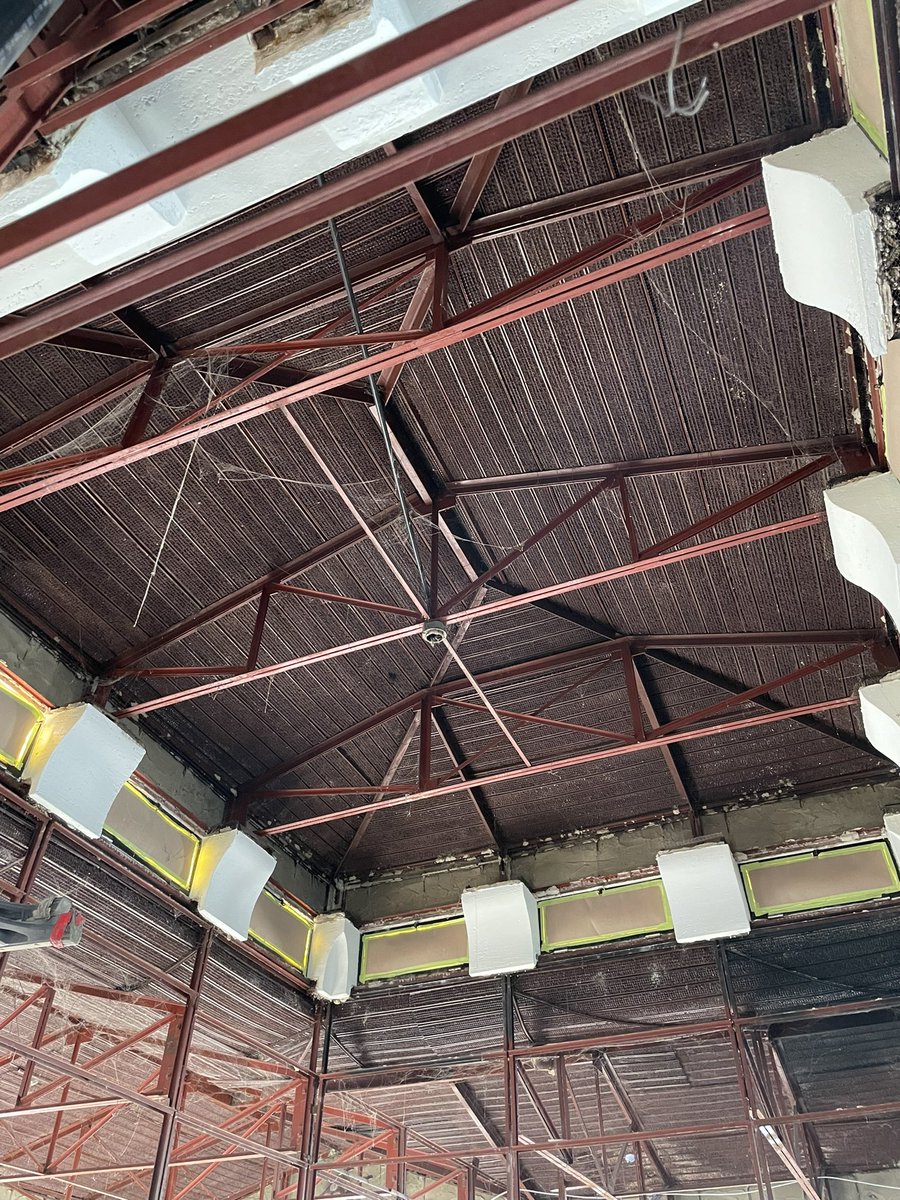 Steel trusses at Sunset’s gallery space supporting a future skylight above. The original steel, stained glass clerestory windows, and corbel detailing are preserved as we methodically bring this house back to its original glory
#pacificpalisades #architecture