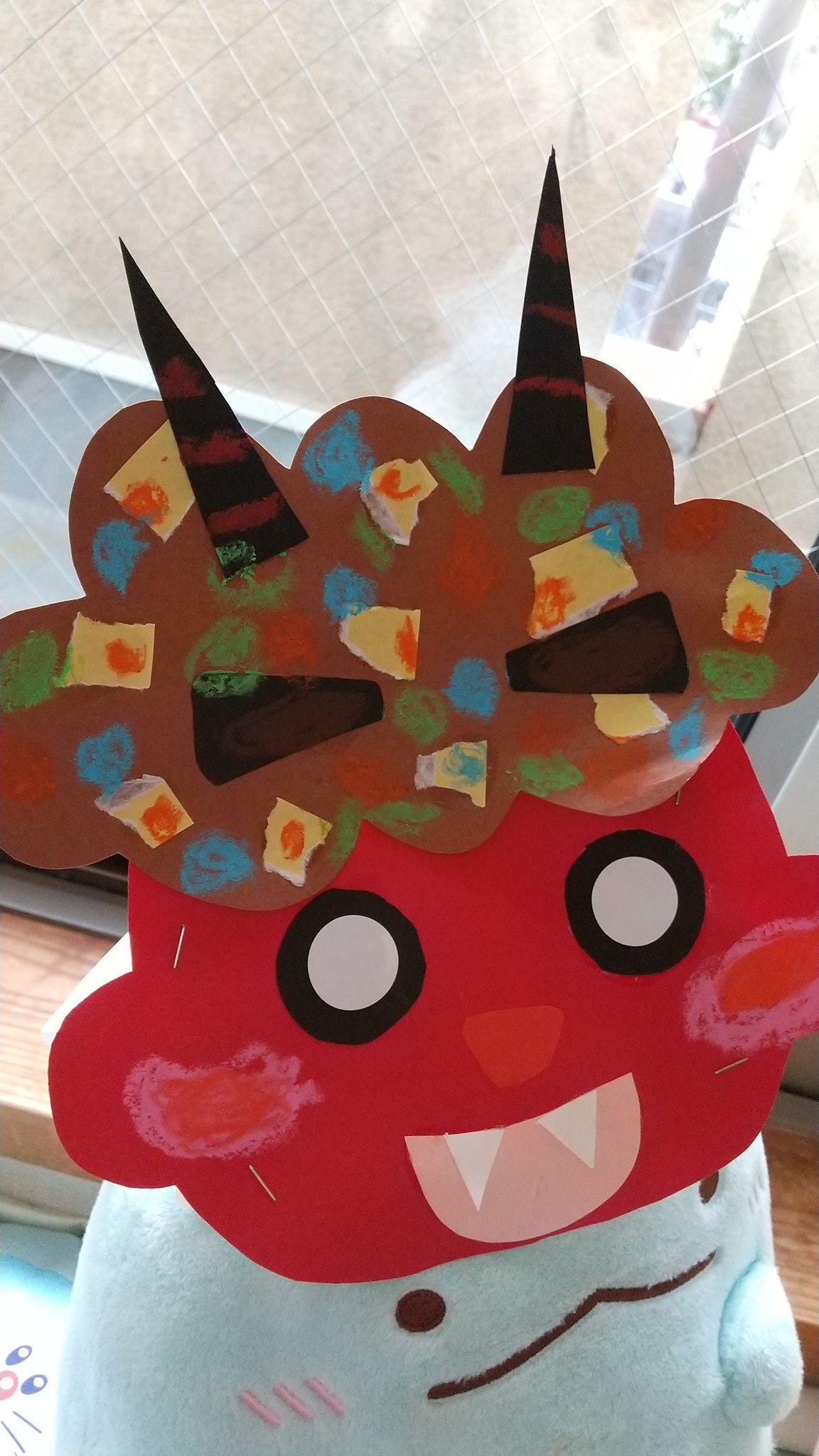 さき 先日作った鬼のお面 娘が折り紙ちぎってのりで貼り付け クレヨンでかきかきf れんごくの眉毛は と提案したが 華麗にスルーされた 明日には 節分のミーティングしなきゃなーと思う 製作 すみっコぐらし 鬼のお面 節分 節分製作 豆