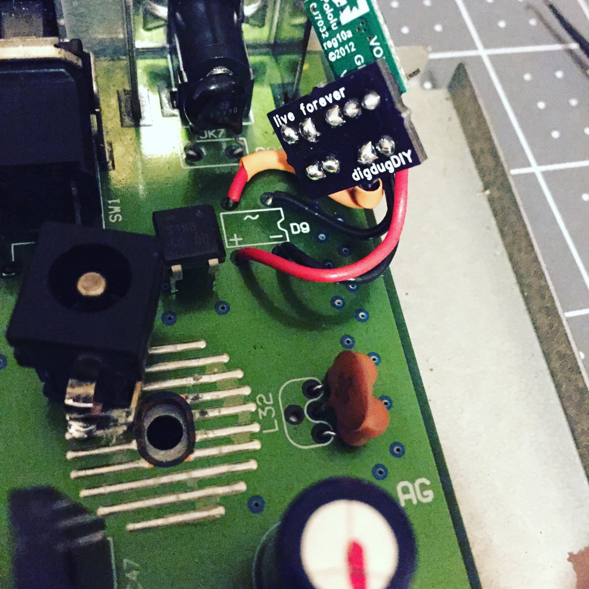 digdugDIY's tweet photo. converting the SP505 from AC to 9V DC and swapping out the DC jack for the standard pedal size // polarity 🛼🛼🛼
really nice to get rid of that stupid weird bulky power adapter that only the 505 uses for whatever reason
also learned what a bridge diode is ✨
.
#heady #sp505 https://t.co/da0YJU9Pb9