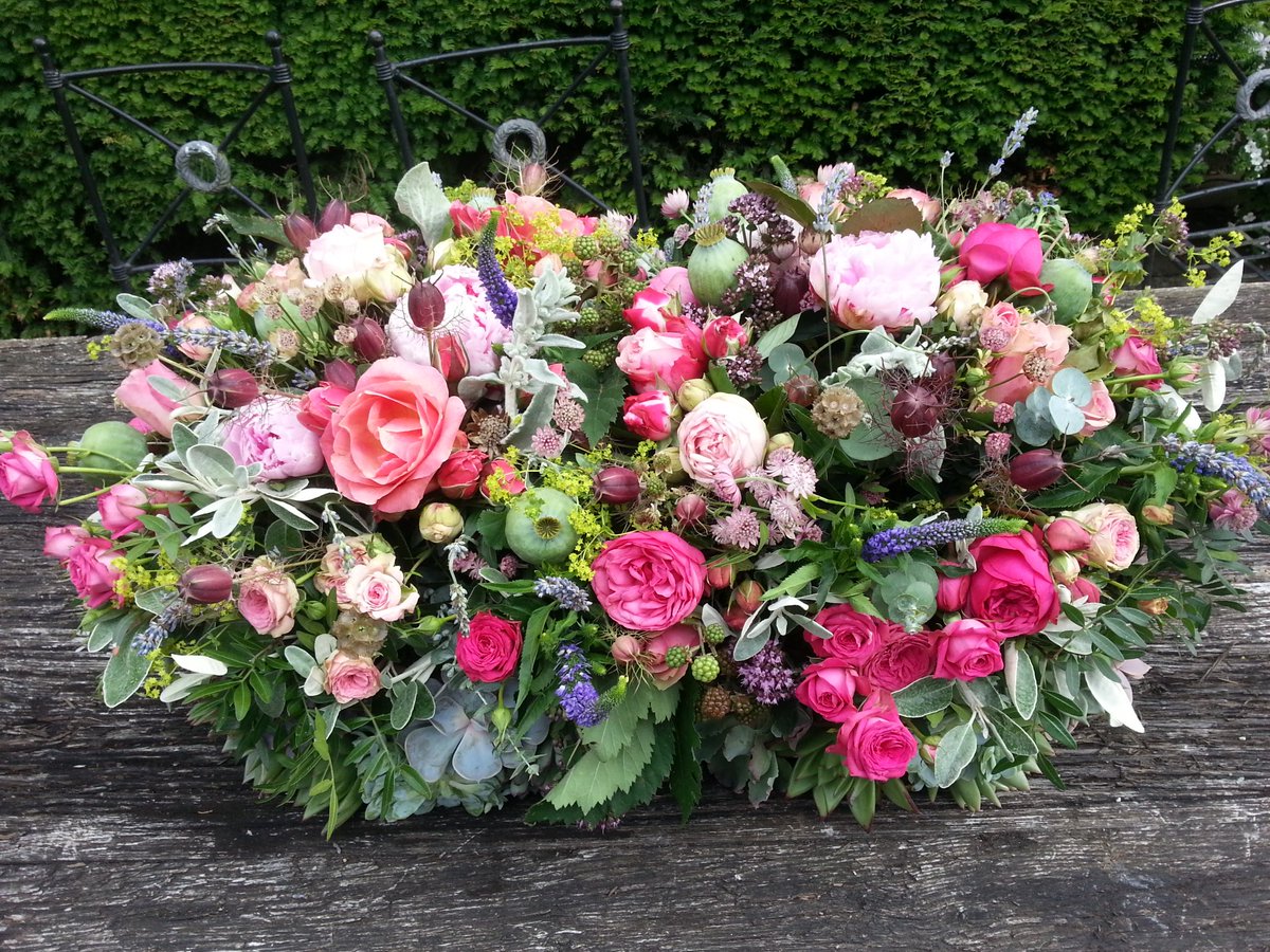 Evening Everyone. We hope you are enjoying your Saturday!!

Our new website is up and running so pop on over and take a look.

florist-studio.co.uk
#Flowers #weddingflowers #sympathyflowers #giftflowers #NorthWest