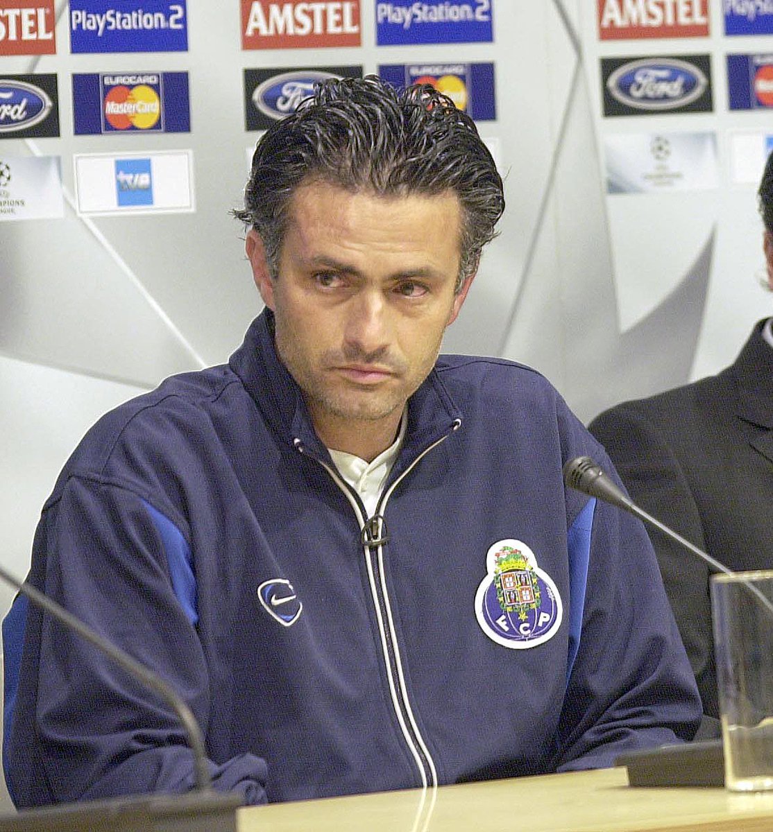 Hoy hace 20 años, Mourinho asumía como DT del Porto. Ese mismo año, comenzó uno de las rachas más salvajes de Mou. De 2002 a 2011, con 4 clubes (Porto, Chelsea, Inter y Real Madrid), NUNCA perdió de local en liga. 150 partidos, 125 victorias, 25 empates y 17 títulos. Special One.