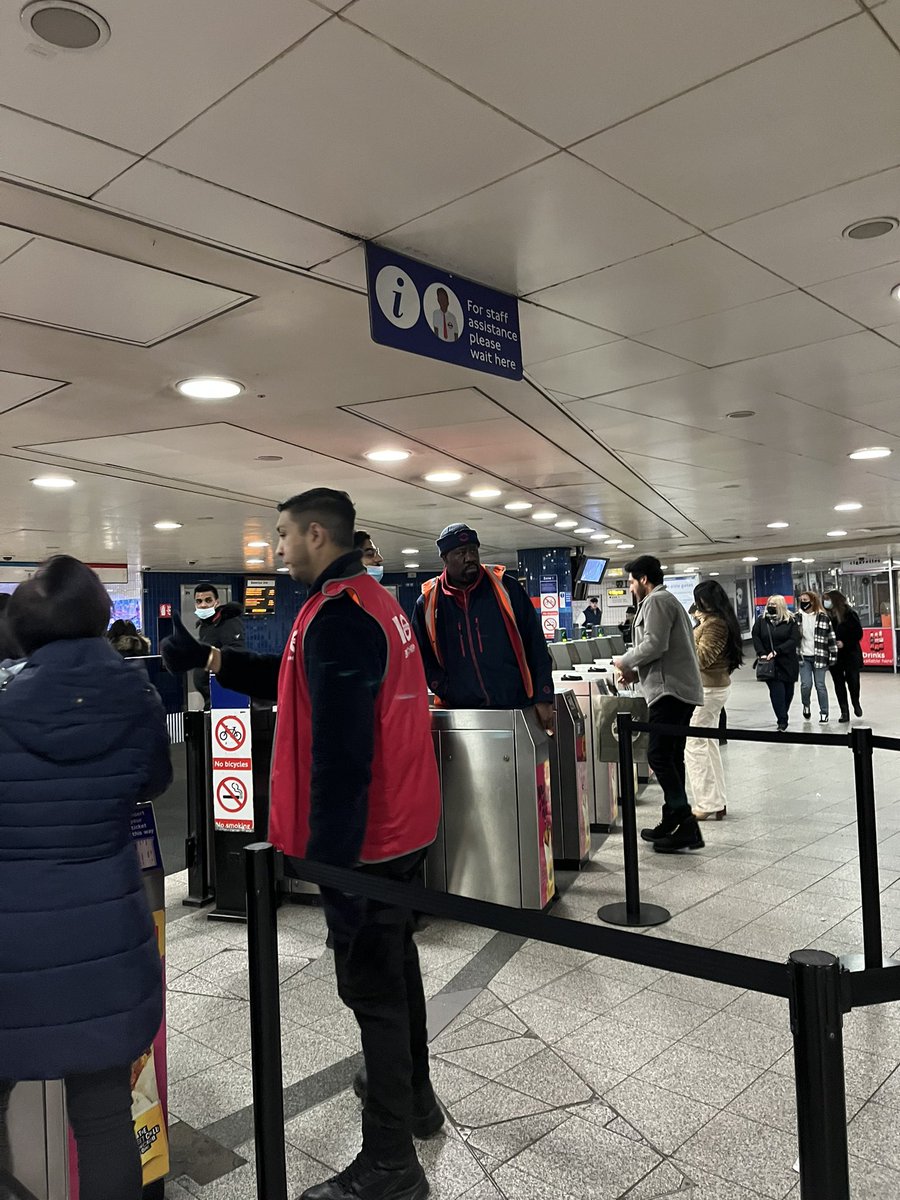 Elise_xc's tweet photo. @tfl so glad to see your staff are keeping everyone safe and leading by example. I hope the same rules apply to them and they get a massive £200 fine in the post too ! Please let me know thanks https://t.co/4v37fnsoDB